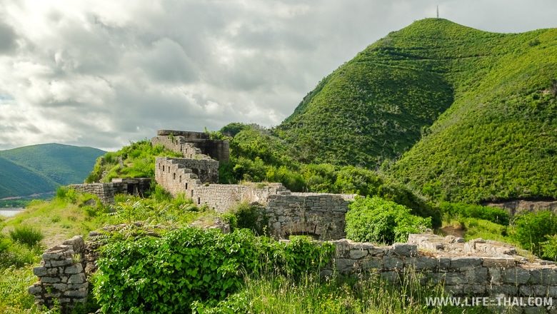 Заброшенная крепость Могрен около Будвы