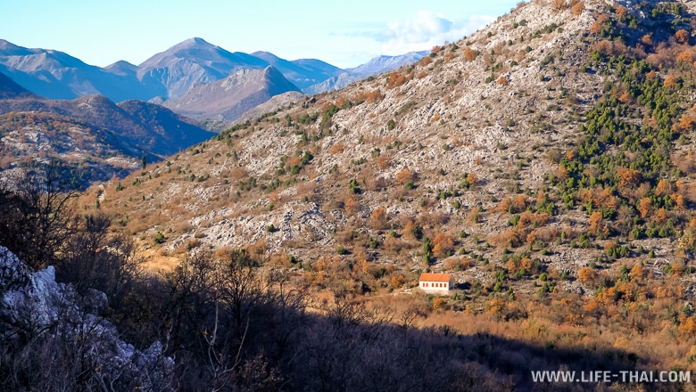 Одинокий дом в горах около Скадарского озера, Черногория