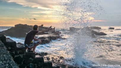 Закат на пляже Менгенинг, остров Бали