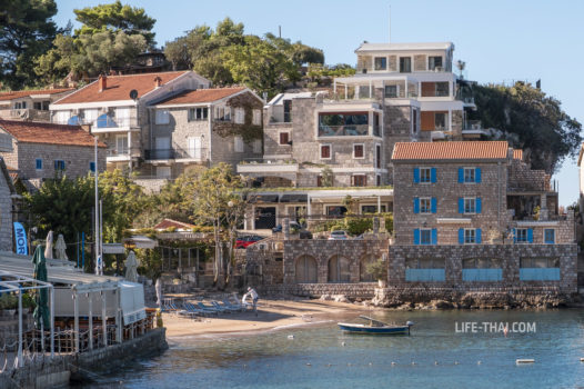 Главный пляж курорта Пржно в Черногории