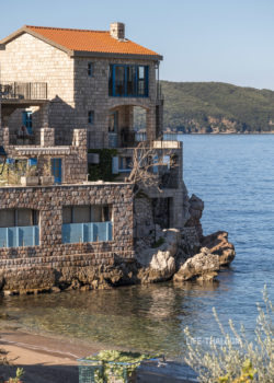 Дом с апартаментами на мысе в курорте Пржно в Черногории