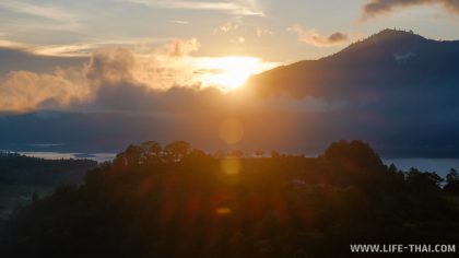 Вулкан на рассвете, остров Бали, Индонезия