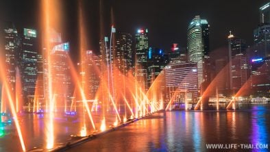 Водное шоу у отеля Марина Бэй Сэндс ночью