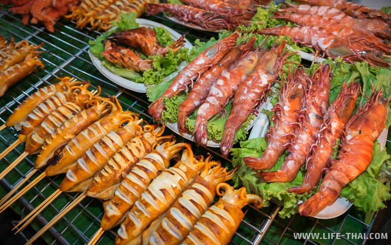 Жаренные кальмары и креветки на ночном рынке Пхукета