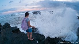 Волна разбилась о камни на Бали, Индонезия