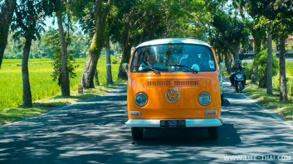 Старый фольцваген на дорогах Бали