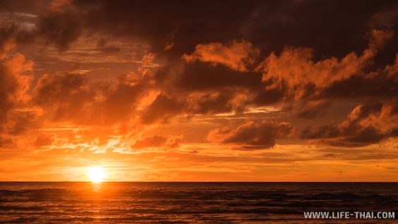 Закат на острове Борнео, Малайзия Закат на острове Борнео, Малайзия