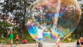 Фото: местные жители отдыхают с детьми вечером, Кота-Кинабалу, Малайзия