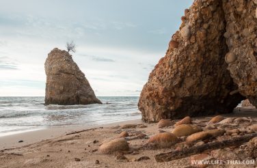 Пляж Бату Луанг около Куала Пенью, Борнео, Малайзия