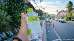 Бесплатная вода во время марафона Cancer Care Fun Run на острове Самуи 2017