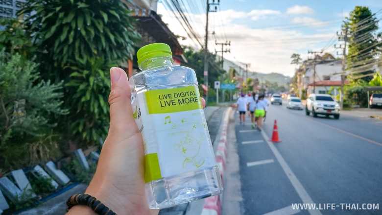 Бесплатная вода во время марафона Cancer Care Fun Run на острове Самуи 2017