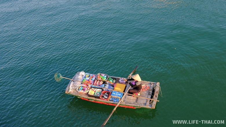 Местные вьетнамцы продают продукты на лодках