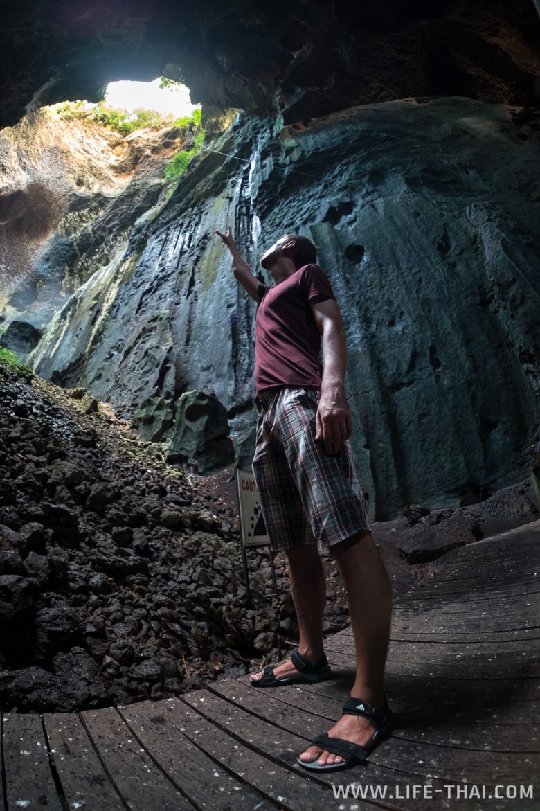 Игорь в пещере Гоматонг, Малайзия