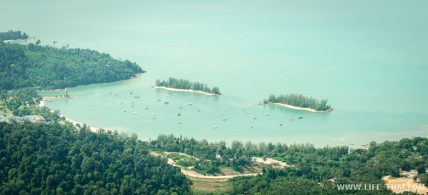 Вид на пляж Кок на острове Лангкави с канатной дороги, Малайзия