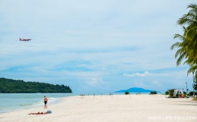 Белоснежный песок на пляже Ченанг, Лангкави, Малайзия