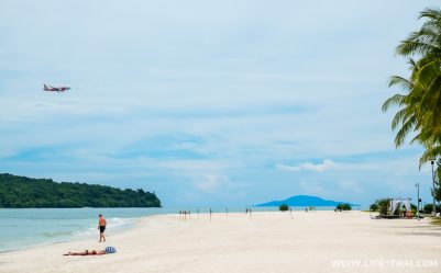 Белоснежный песок на пляже Ченанг, Лангкави, Малайзия