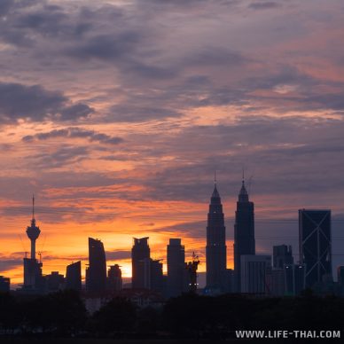 Башни Петронас и Менара на закате, Куала Лумпур, Малайзия Башни Петронас и Менара на закате, Куала Лумпур, Малайзия