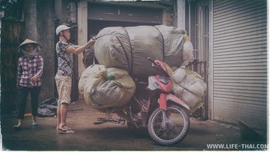 Мопед для вьетнамца - это и грузовик, и удобный диван