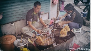 Вьетнамцы готовят на улице какую-то еду