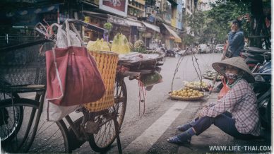 Торговцы фруктами целый день колесят по Ханою