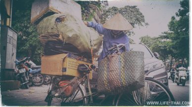 Вьетнамка собирает мусор на улицах Ханоя, чтобы сдать его
