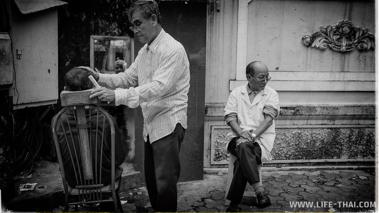 Цирюльник на улице в Ханое, Вьетнам