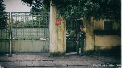 Охранник с оружием в руках на улице в Ханое, Вьетнам