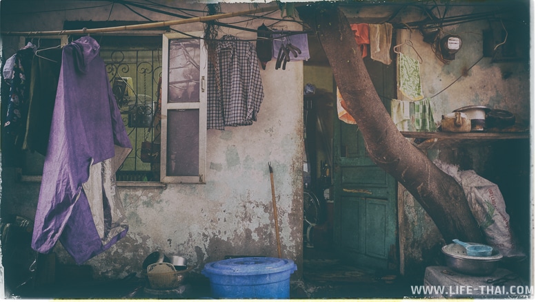 Быт людей, живущих в трущобах на железной дороге, Ханой, Вьетнам