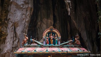 Храм внутри одной из пещер Бату, интересные места в Куала Лумпуре