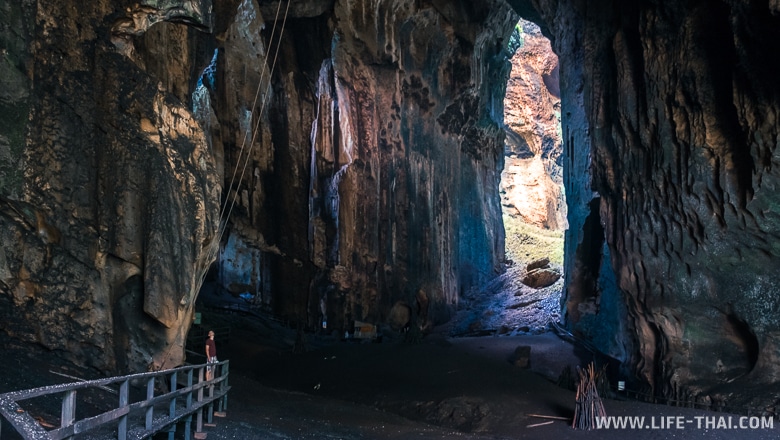 Игорь стоит внутри пещеры Гоматонг, крупнейшей пещеры в Малайзии