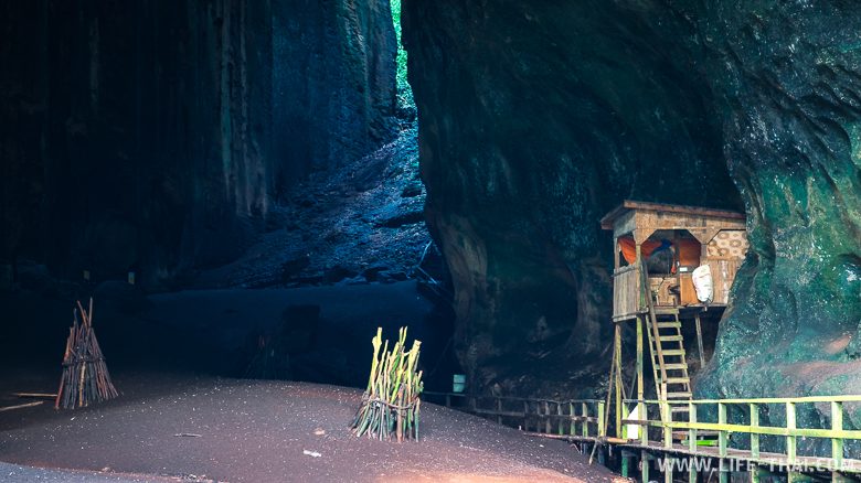 Сторожка у входа в пещеру Гоматонг