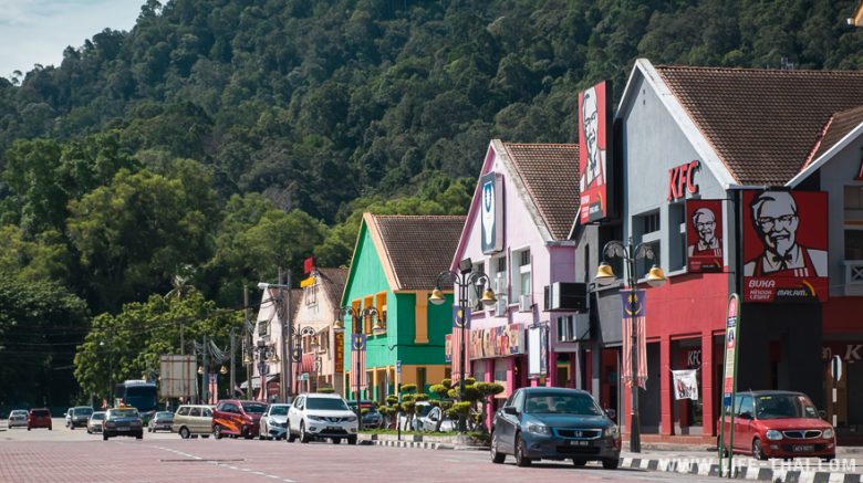Широкие улицы, невысокие дома - типичный облик провинциального города в Малайзии