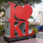 I love KL - буквы около городской Галереи в Куала-Лумпуре. Туристическая достопримечательность для селфи