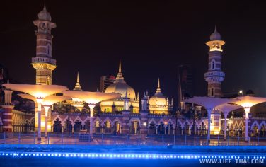 Мечеть с подсветкой на площади Мердека