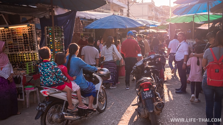 Рынок в бирманском городе Тачилек