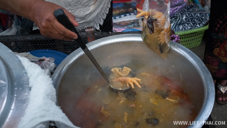 Куриный суп на рынке в Мьянме