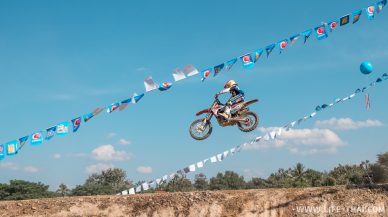 Эффектный прыжок на финише Суперкросса в Чиангмае