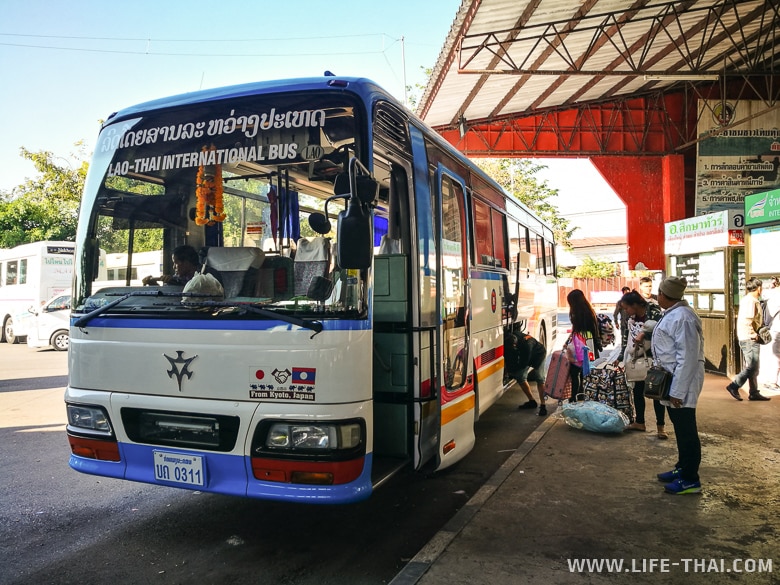Автобус Нонкхай - Вьентьян на автостанции