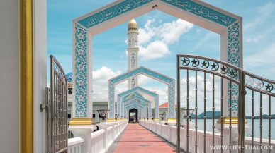 Вход в мечеть - длинный мост
