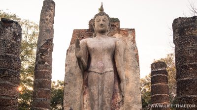 Статуя стоячего Будды была недавно отреставрирована
