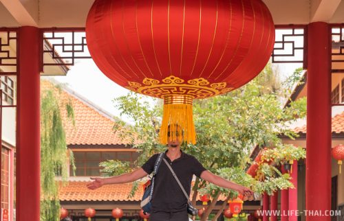 Огромный традиционный китайский красный фонарик на входе в культурный центр