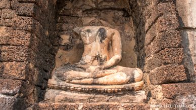 Обезглавленная статуя Будды в Си Сатчаналая