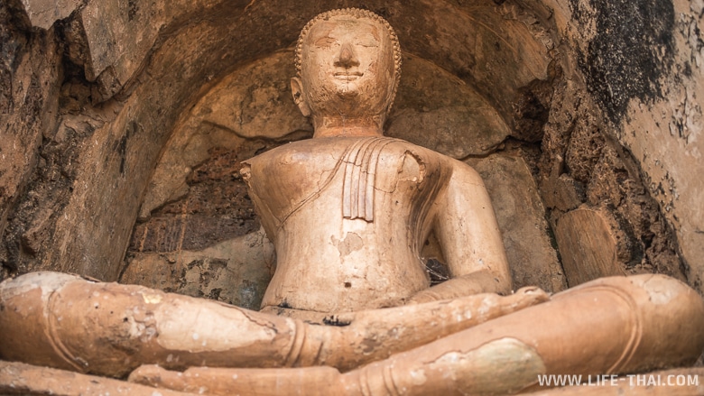 Частично разрушенная статуя Будды в Ват Чанглом