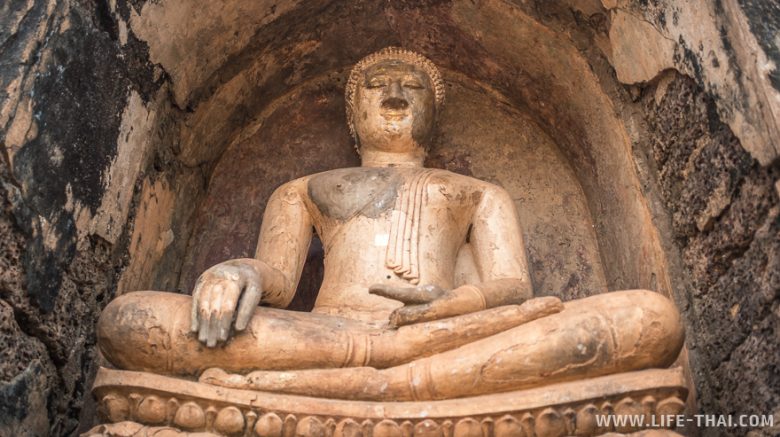 статуя Будды в Си Сатчаналая