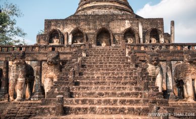 Лестница между небом и землёй в Ват Чанглом
