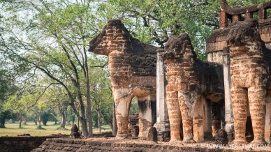 Полуразрушенные статуи слонов