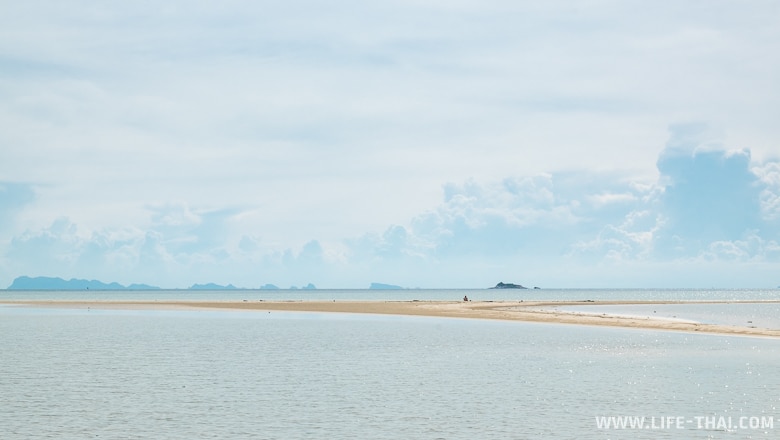 Песчаная отмель в море на Пангане во время отлива