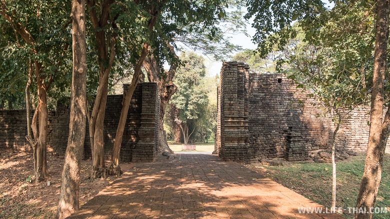Пятиметровая стена для защиты города от нападений бирманцев