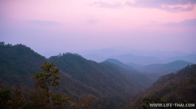 Закат в лесу Самоенг около Чиангмая Закат в лесу Самоенг во время сезона смога в городе Чиангмай