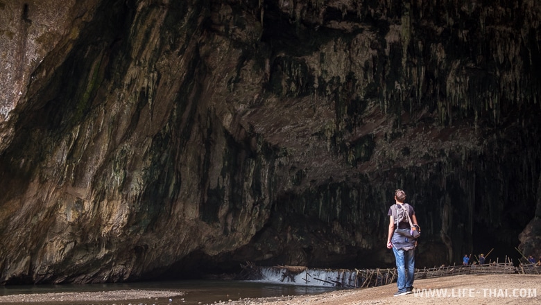 Масштабы пещеры Тхам Нам Лод в Мэхонсонге
